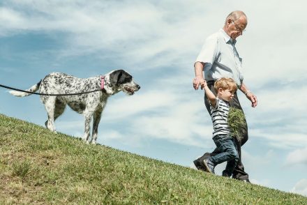 Großvater und Enkel mit Hund