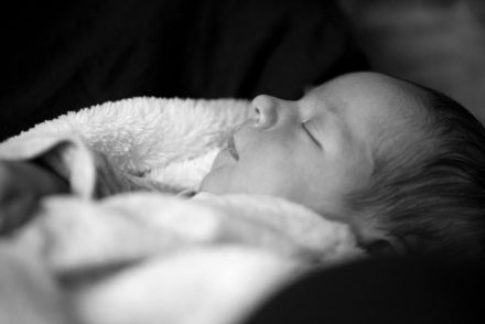 Neugeborenen Fotografie Zuhause schwarz/weiß