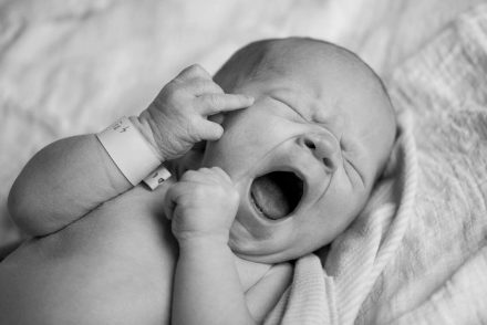 Newborn-Fotografie Schwarz Weiß