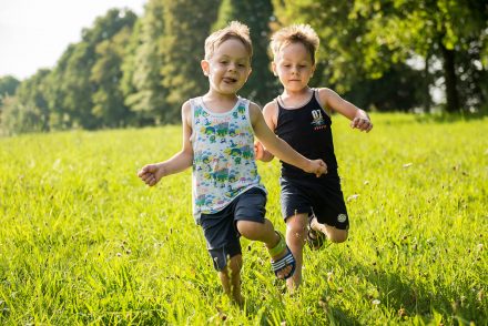 Kinder in Sommerwiese