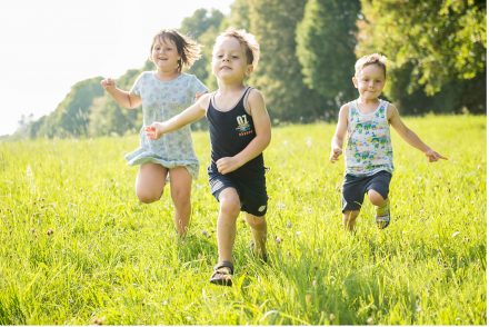 Kinder laufen um die Wette