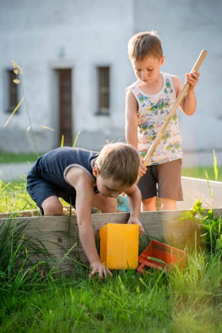 Kinder in der Sandkiste
