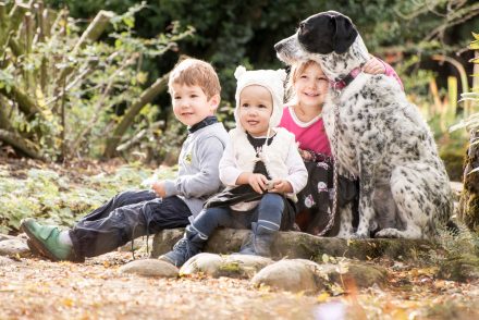 Kinderfotografie Geschwister und Hund