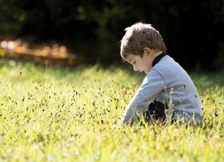 Kind in Wiese