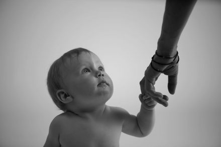 Babyfotografie Hand schwarz/weiß